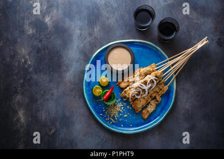 Sate ou satay ayam - brochettes de poulet, sauce aux arachides, le lieu de formulation. Banque D'Images