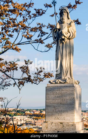 Statue de Vierge Marie et l'enfant avec ville en arrière-plan ; Monteverde Vecchio, Rome, Italie Banque D'Images