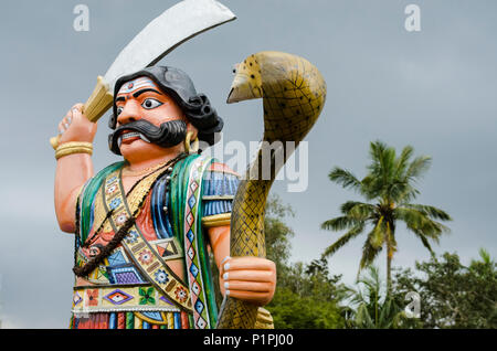 Statue de démon Mahishasura, buffalo, Chamundi Hills ; Mysore, Karnataka, Inde Banque D'Images