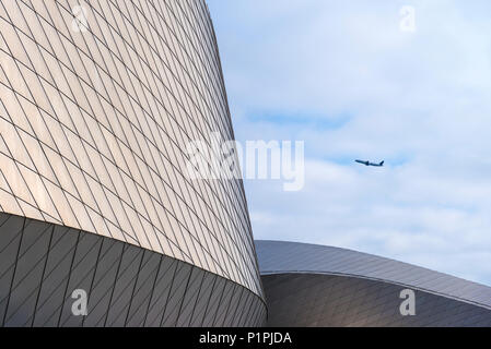 Avion au décollage derrière l'Aquarium Blue Planet ; Copenhague, Danemark Banque D'Images