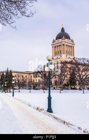 Grâce à la passerelle des motifs du Palais législatif du Manitoba en hiver ; Winnipeg, Manitoba, Canada Banque D'Images