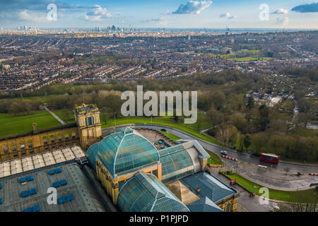 Londres, Angleterre - Vue Aérienne Vue sur l'horizon du nord de Londres avec red double decker bus, pris de l'Alexandra Park à Muswell Hill. Ce point de vue comprend Alexan Banque D'Images