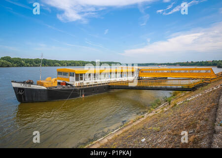 VUKOVAR, CROATIE - Mai 14, 2018 : Avis d'un touristiques navire amarré sur la côte de la rivière Danube à Vukovar, Croatie. Banque D'Images