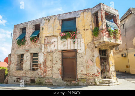 VUKOVAR, Croatie - le 14 mai 2018 : Maisons inhabitées avec des dommages-intérêts de la guerres de Yougoslavie dans les années 90 dans la région de Vukovar, Slavonie, Croatie. Banque D'Images