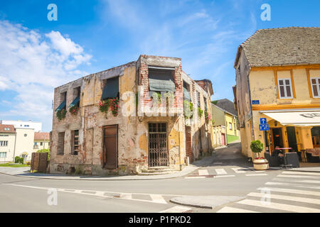 VUKOVAR, Croatie - le 14 mai 2018 : Maisons inhabitées avec des dommages-intérêts de la guerres de Yougoslavie dans les années 90 dans la région de Vukovar, Slavonie, Croatie. Banque D'Images