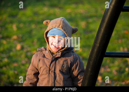 Portrait d'un jeune garçon jouant à l'équipement de jeu ; Langley, Colombie-Britannique, Canada Banque D'Images