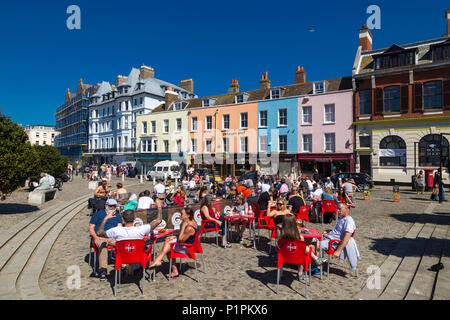 Les gens assis dehors boire et manger dehors en été à la la Parade, Vieille Ville, Margate, Kent, Angleterre, Royaume-Uni Banque D'Images