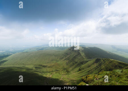 Vue depuis le haut du Pen Y Fan - la plus haute montagne au sud du Royaume-Uni (sud de Snowdonia). Pays de Galles, Royaume-Uni Banque D'Images