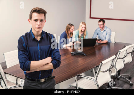 Les jeunes entreprises millénaire professionnels qui travaillent ensemble dans une salle de conférence dans un hôtel d'affaires moderne de haute technologie, à Sherwood Park, Alberta, Canada Banque D'Images