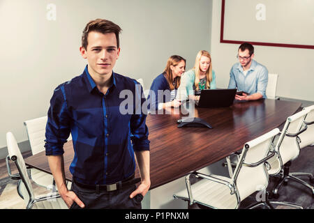 Les jeunes entreprises millénaire professionnels qui travaillent ensemble dans une salle de conférence dans un hôtel d'affaires moderne de haute technologie, à Sherwood Park, Alberta, Canada Banque D'Images