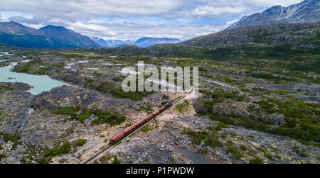 Un train passe à travers le paysage désertique sur sa façon de Carcross ; Yukon, Canada Banque D'Images