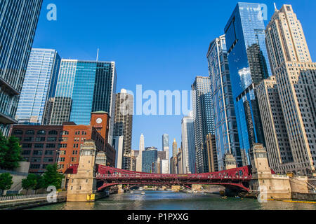 Les bâtiments du centre-ville de Chicago comme vu à partir de la rivière Chicago à LaSalle Street, Chicago, Illinois, États-Unis d'Amérique Banque D'Images