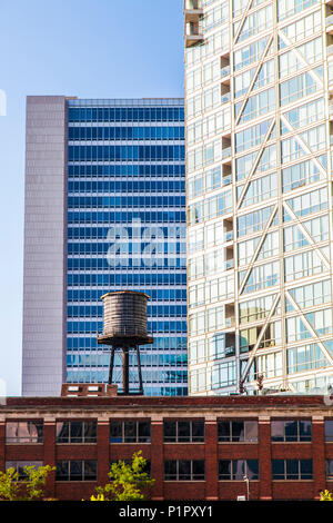 Bâtiments dans le centre-ville de Chicago avec un réservoir d'eau sur le toit d'un bâtiment résidentiel, montrant le contraste de bâtiments anciens et nouveaux Banque D'Images