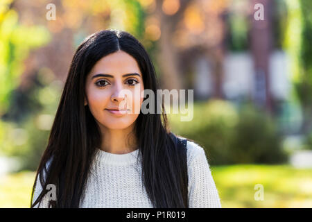 Portrait d'une jeune femme à l'université d'origine ethnique libanaise sur le campus ; Edmonton, Alberta, Canada Banque D'Images