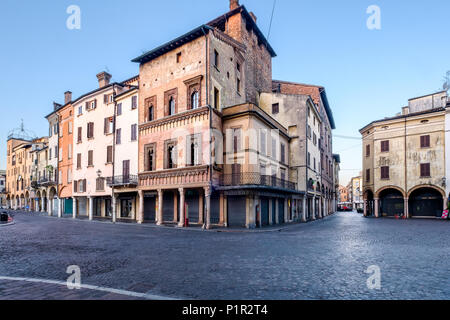 Vue de l'angulaire Casa del Mercante, ancien bâtiment de 1455 de style gothique tardif avec des décorations et des colonnes en marbre vénitien. Mantoue, Italie. Le 10 juin 2018. Banque D'Images