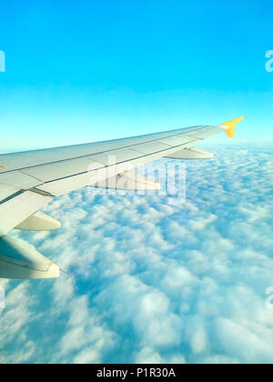 Vue réelle à partir de la fenêtre de l'avion en vol de Belles Cloudscape. Aile sur Ciel Bleu nuages moelleux Arrière-plan. Plein soleil. Dynamique des Col Banque D'Images