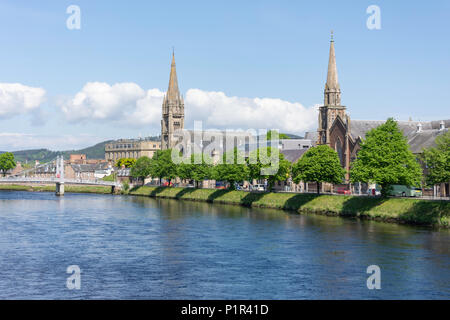 Vue sur la ville au fleuve Ness montrant Vieille Église haute, Inverness, Highland, Ecosse, Royaume-Uni Banque D'Images