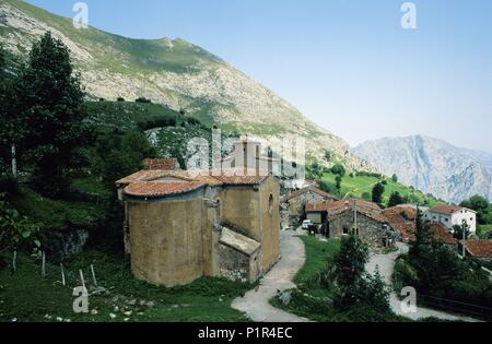 Tresviso, 'Picos de Europa' montagnes ; église romane et le village. Banque D'Images