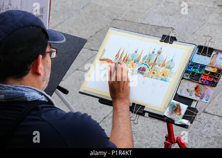 Man painting Basilique de Saint Marc à Piazza San Marco à Venise, Italie. Venise est l'une des plus importantes destinations touristiques au monde pour elle Banque D'Images