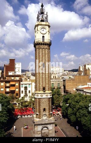 Plaza Rius i Taulet en el Barrio de Gracia (vista desde el Ayuntamiento). Banque D'Images