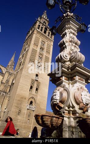 Cathédrale et de la Giralda, vu de la "Virgen de los Reyes' square. Banque D'Images