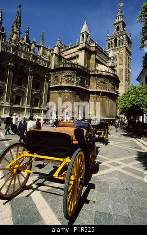 Cathédrale et de la Giralda, vu de la "Triunfo' square ; chaise. Banque D'Images