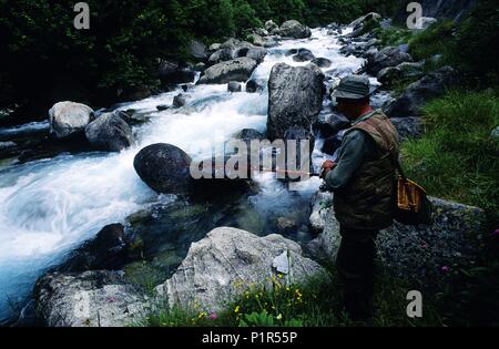 Valle de Estós Estós, vallée de rivière ; pêche ; truites (Benasque Pirineos). Banque D'Images