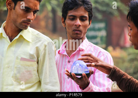 Les jeunes hommes le magasinage de souvenirs au petit marché en dehors de Taj Mahal à Agra, Uttar Pradesh, Inde. L'Agra est l'une des villes les plus peuplés dans l'Uttar Banque D'Images