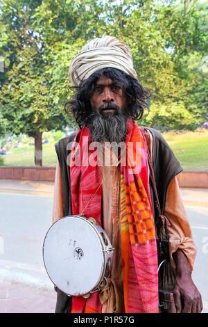 Man Walking in Local Taj Ganj près de Agra, Uttar Pradesh, Inde. L'Agra est l'une des villes les plus peuplées de l'Uttar Pradesh Banque D'Images