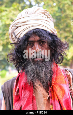 Portrait d'un homme marchant dans le quartier de Taj Ganj Agra, Uttar Pradesh, Inde. L'Agra est l'une des villes les plus peuplées de l'Uttar Pradesh Banque D'Images