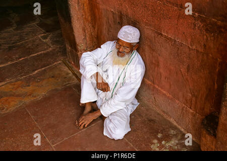 Homme assis dans la cour de la Jama Masjid de Fatehpur Sikri, Uttar Pradesh, Inde. La mosquée fut construite en 1648 par l'empereur Shah Jahan et dedi Banque D'Images