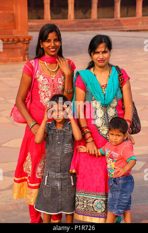 Comité permanent de la famille à Fatehpur Sikri complexe dans l'Uttar Pradesh, Inde. Fatehpur Sikri est l'un des exemples les mieux préservés de l'architecture de Mughal en indi Banque D'Images