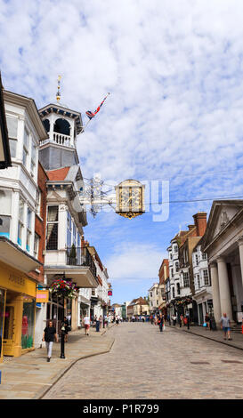 La Guildhall emblématique avec son horloge médiévale historique dans High Street, Guildford, la prospère ville du comté de Surrey, Angleterre du Sud-Est Banque D'Images