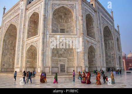 Quelques touristes autour de Taj Mahal à Agra, Uttar Pradesh, Inde. Taj Mahal a été désigné comme site du patrimoine mondial de l'UNESCO en 1983. Banque D'Images