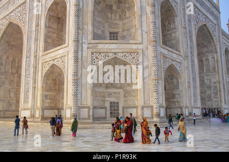 Quelques touristes autour de Taj Mahal à Agra, Uttar Pradesh, Inde. Taj Mahal a été désigné comme site du patrimoine mondial de l'UNESCO en 1983. Banque D'Images