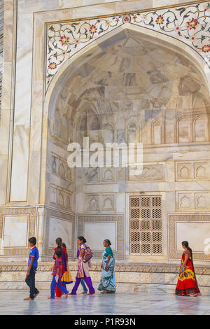 Quelques touristes autour de Taj Mahal à Agra, Uttar Pradesh, Inde. Taj Mahal a été désigné comme site du patrimoine mondial de l'UNESCO en 1983. Banque D'Images