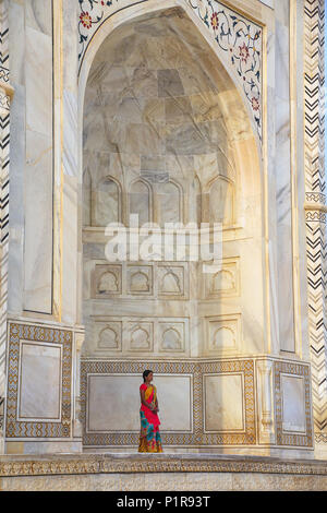 Femme debout à l'extérieur de Taj Mahal à Agra, Uttar Pradesh, Inde. Taj Mahal a été désigné comme site du patrimoine mondial de l'UNESCO en 1983. Banque D'Images