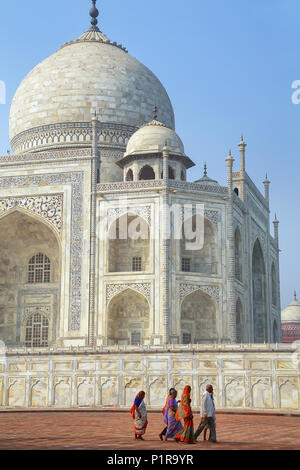 Les gens qui marchent autour de Taj Mahal à Agra complexes, de l'Uttar Pradesh, Inde. Taj Mahal a été commandé en 1632 par l'empereur Moghol Shah Jahan pour chambre e Banque D'Images