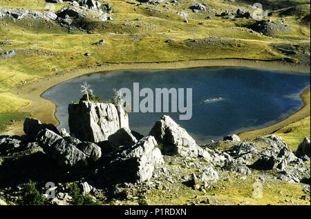 Ibón de / l'Alceu lagoon ; à la façon de la montagne Peña Telera (Pyrénées). Banque D'Images