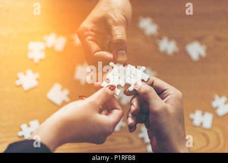 Le travail d'équipe de partenaires. Concept d'intégration et de démarrage avec double exposition pièces de puzzle. Banque D'Images