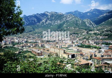 Berga, ville et Sierra / Serra del Cadi de montagnes. Banque D'Images