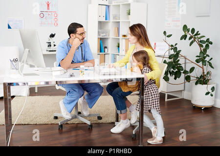 Visite de la famille Médecin Banque D'Images