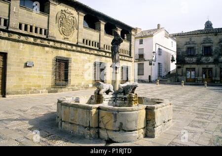 Baeza, Pópulo square ; fuente de los Leones / 'fontaine aux lions' et antigua carnicería / old butchers (l'architecture de la renaissance). Banque D'Images