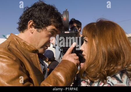 Titre original : EL Camino de los Ingleses. Titre en anglais : Pluie d'été. Directeur de film : Antonio Banderas. Année : 2006. Stars : Victoria Abril, Antonio Banderas. Credit : Green Moon Productions/SOGECINE S.A. / NIETO, MATIAS / Album Banque D'Images