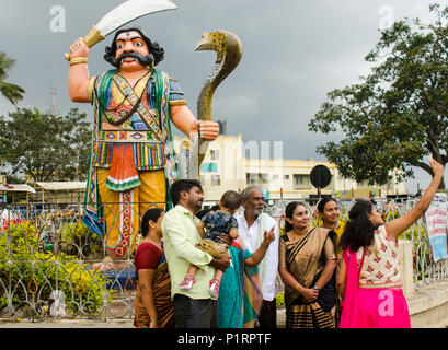 Statue de démon Mahishasura, buffalo, Chamundi Hills ; Mysore, Karnataka, Inde Banque D'Images