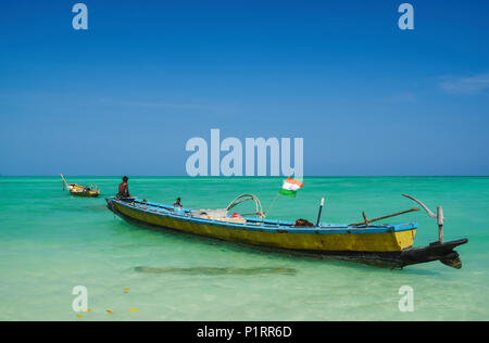 Bateau de pêche traditionnel dans les eaux turquoises ; Îles Andaman, en Inde Banque D'Images
