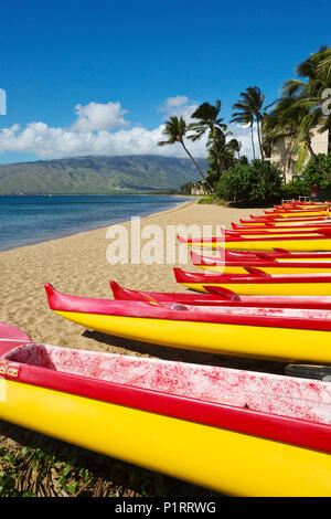 Pirogues sur l'extrémité nord de Kihei, Kihei, Maui, Hawaii, United States of America Banque D'Images