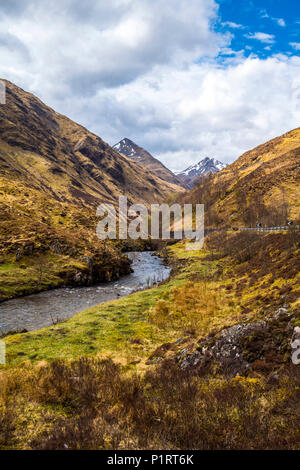 Belle vue sur la rivière Shiel sur le site de la bataille de Glen Shiel le 10 juin 1719, dans les montagnes de l'Ecosse. Banque D'Images