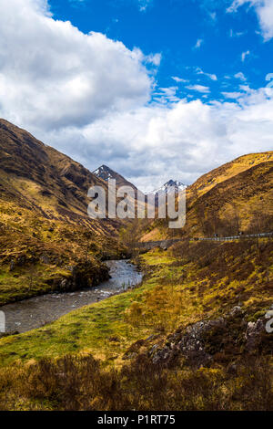 Belle vue sur la rivière Shiel sur le site de la bataille de Glen Shiel le 10 juin 1719, dans les montagnes de l'Ecosse. Banque D'Images