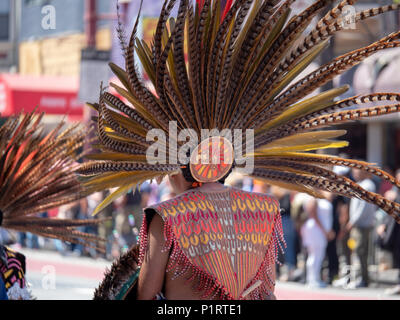 Un homme portant plumes mexicaine traditionnelle robe tête à Carnaval festival Banque D'Images